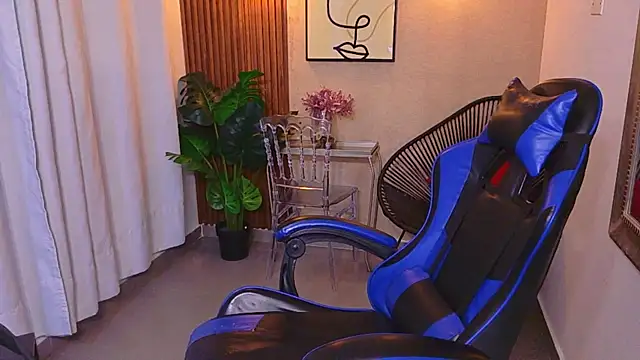 Snapshot of Kenya--Buhle chatting on 06-17-26, 11:12 Kenya--Buhle online show from 06-17-26, 11:12