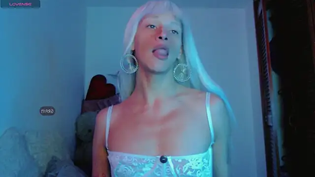 Snapshot of Summer_XO chatting on 01-01-25, 12:11 Summer XO online show from 01-01-25, 12:11