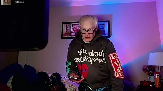 Snarfle82 online show from 12-04-25, 04:00