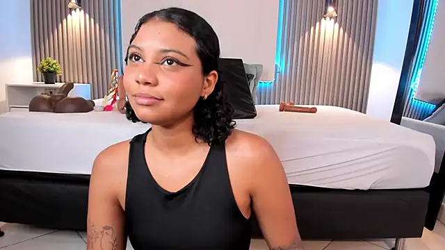 Snapshot of Zafiiraa chatting on 02-08-25, 03:10 Zafiiraa online show from 02-08-25, 03:10