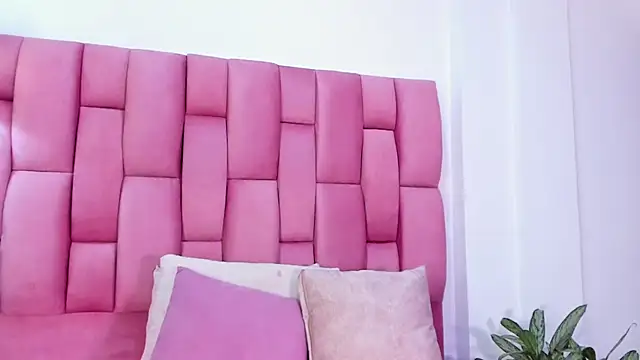 Snapshot of Lia_sarahi chatting on 02-16-25, 11:27 Lia sarahi online show from 02-16-25, 11:27