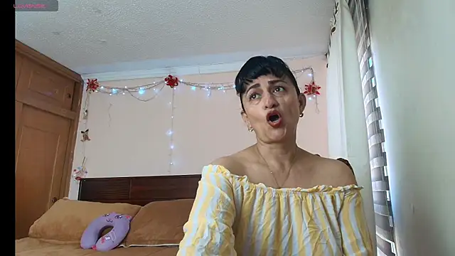 Snapshot of ISABEEL_SOFIA01 chatting on 05-09-26, 02:22 ISABEEL SOFIA01 online show from 05-09-26, 02:22