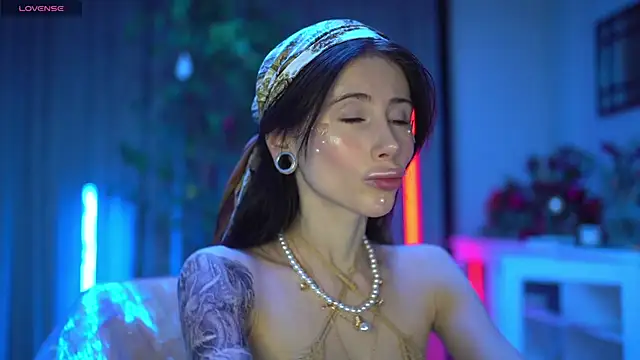 Snapshot of Your_Nicolett chatting on 02-13-25, 01:40 Your Nicolett online show from 02-13-25, 01:40