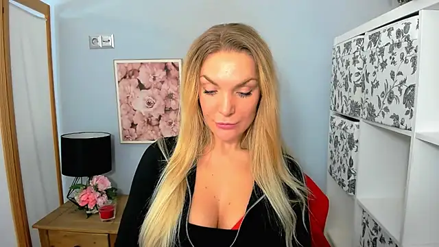 Snapshot of AulloraHoney chatting on 12-15-24, 07:10 AulloraHoney online show from 12-15-24, 07:10