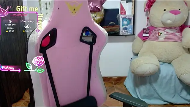 Snapshot of Maggie_Fox3 chatting on 09-13-25, 02:11 Maggie Fox3 online show from 09-13-25, 02:11