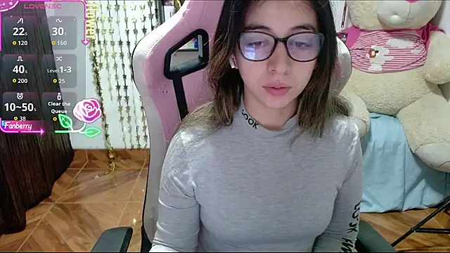 Snapshot of Maggie_Fox3 chatting on 10-17-25, 12:47 Maggie Fox3 online show from 10-17-25, 12:47