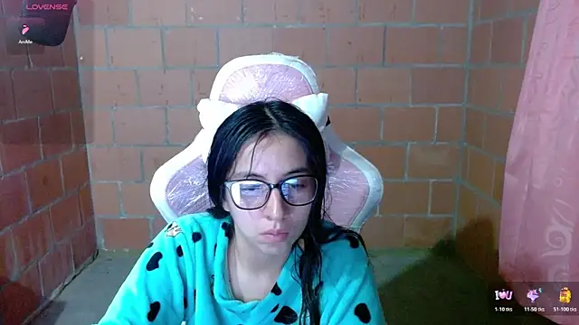 Snapshot of Maggie_Fox3 chatting on 05-13-26, 01:03 Maggie Fox3 online show from 05-13-26, 01:03