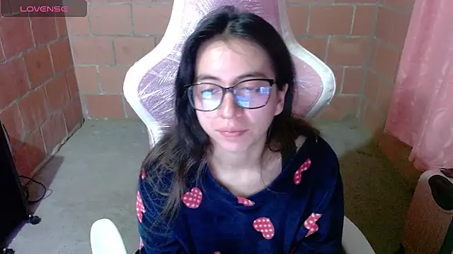 Snapshot of Maggie_Fox3 chatting on 05-30-26, 01:35 Maggie Fox3 online show from 05-30-26, 01:35