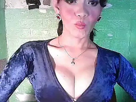 Snapshot of Rosebaumgardner1234 chatting on 02-23-25, 02:04 Rosebaumgardner1234 online show from 02-23-25, 02:04