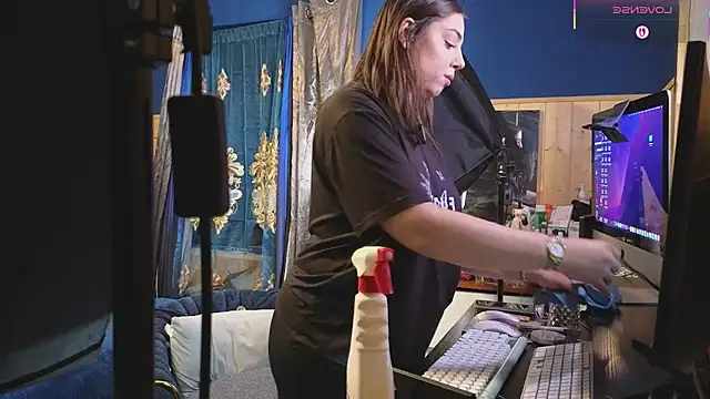 Snapshot of VanessaDoyle chatting on 03-21-25, 06:51 VanessaDoyle online show from 03-21-25, 06:51