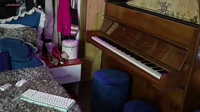 Snapshot of VanessaDoyle chatting on 09-18-25, 02:19 VanessaDoyle online show from 09-18-25, 02:19