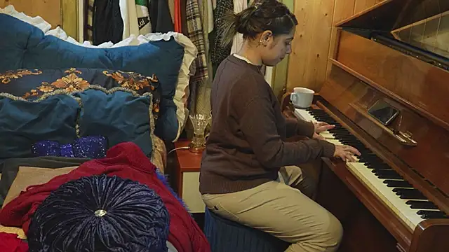 Snapshot of VanessaDoyle chatting on 09-23-25, 04:32 VanessaDoyle online show from 09-23-25, 04:32