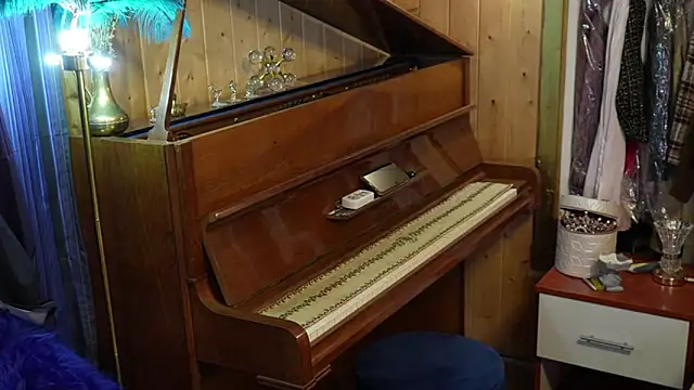 Snapshot of VanessaDoyle chatting on 09-24-25, 02:53 VanessaDoyle online show from 09-24-25, 02:53