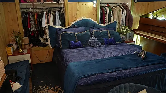 Snapshot of VanessaDoyle chatting on 10-26-25, 11:49 VanessaDoyle online show from 10-26-25, 11:49