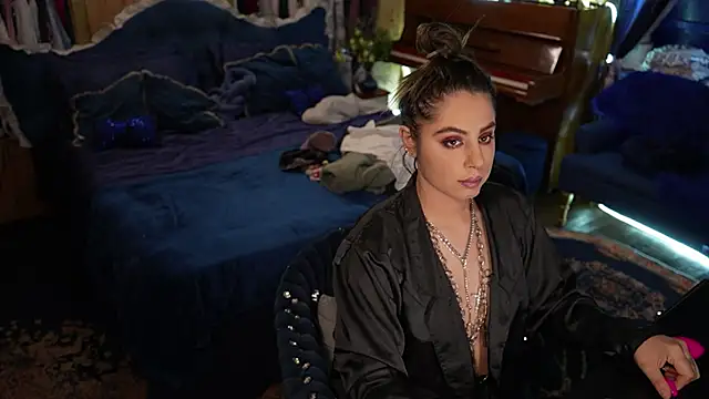 Snapshot of VanessaDoyle chatting on 10-31-25, 03:46 VanessaDoyle online show from 10-31-25, 03:46