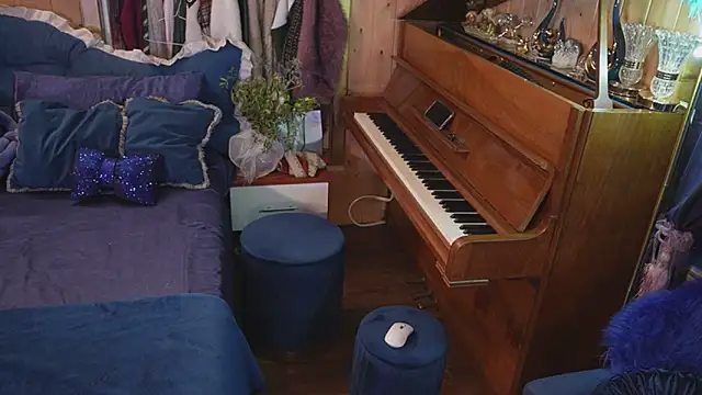 Snapshot of VanessaDoyle chatting on 11-04-25, 04:28 VanessaDoyle online show from 11-04-25, 04:28