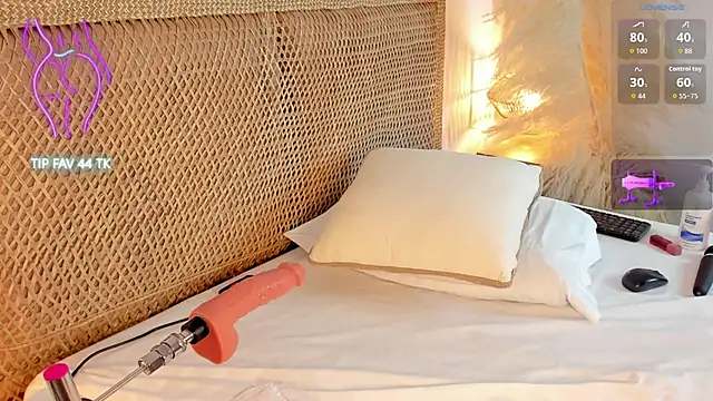 cloe 25 online show from 10-25-25, 03:25