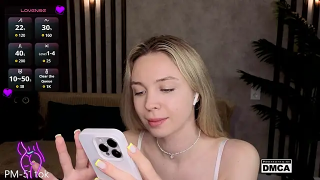 Holl1Would online show from 04-25-26, 07:33