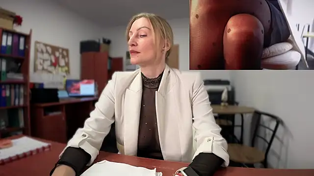 Snapshot of legsLONG chatting on 12-17-24, 08:01 legsLONG online show from 12-17-24, 08:01