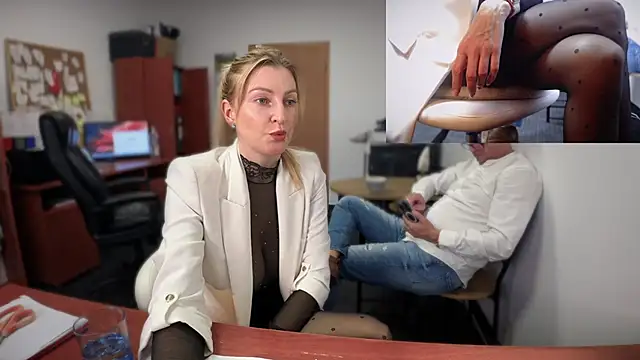 Snapshot of legsLONG chatting on 12-17-24, 11:06 legsLONG online show from 12-17-24, 11:06