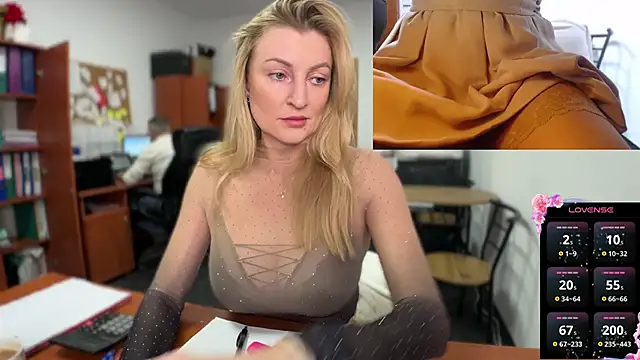 Snapshot of legsLONG chatting on 02-19-25, 05:16 legsLONG online show from 02-19-25, 05:16