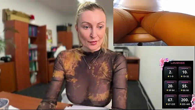 Snapshot of legsLONG chatting on 03-13-25, 11:08 legsLONG online show from 03-13-25, 11:08