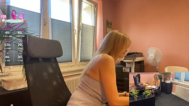 Snapshot of legsLONG chatting on 09-20-25, 05:52 legsLONG online show from 09-20-25, 05:52