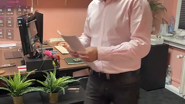 Snapshot of legsLONG chatting on 10-25-25, 04:31 legsLONG online show from 10-25-25, 04:31