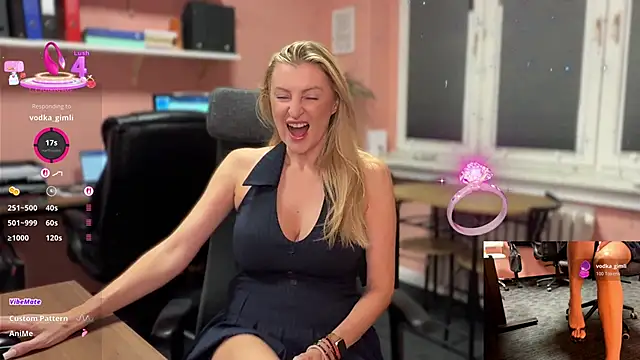 Snapshot of legsLONG chatting on 12-19-25, 05:03 legsLONG online show from 12-19-25, 05:03