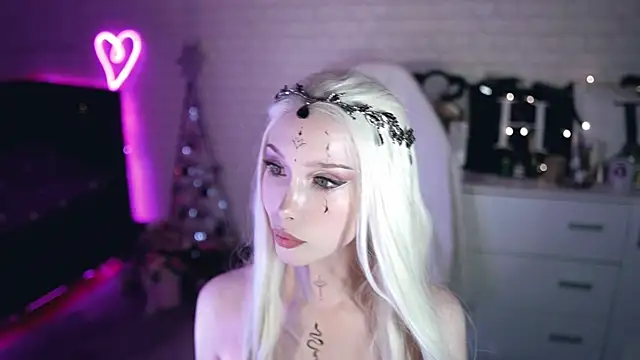 Snapshot of _Uindi_ chatting on 02-06-25, 08:23 Uindi online show from 02-06-25, 08:23