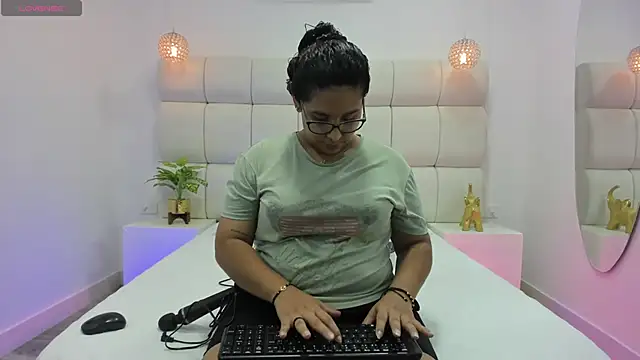 DanielleEvans  online show from 11-17-25, 11:27