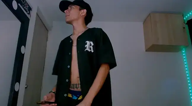 Snapshot of Samuel_Suarez chatting on 12-20-24, 05:25 Samuel Suarez online show from 12-20-24, 05:25