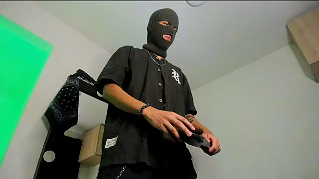 Snapshot of Samuel_Suarez chatting on 10-20-25, 05:30 Samuel Suarez online show from 10-20-25, 05:30