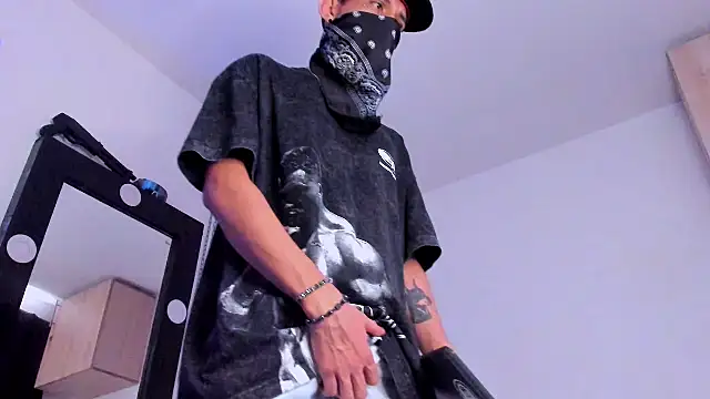 Snapshot of Samuel_Suarez chatting on 10-26-25, 12:33 Samuel Suarez online show from 10-26-25, 12:33