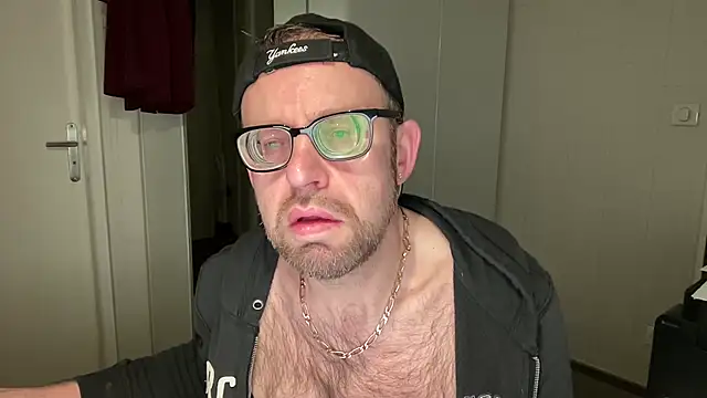 Snapshot of FABIOGLASSES chatting on 01-05-25, 05:30 FABIOGLASSES online show from 01-05-25, 05:30