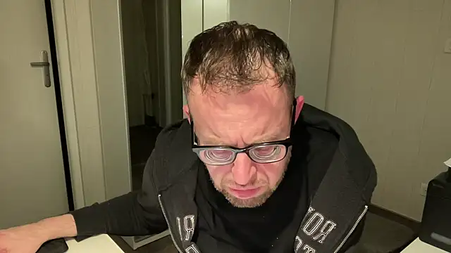 Snapshot of FABIOGLASSES chatting on 02-01-25, 12:29 FABIOGLASSES online show from 02-01-25, 12:29