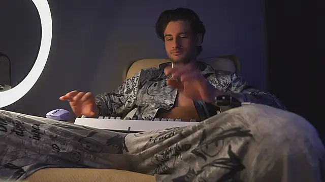 Snapshot of Keen___Luckystrike chatting on 03-08-25, 05:28 Keen Luckystrike online show from 03-08-25, 05:28