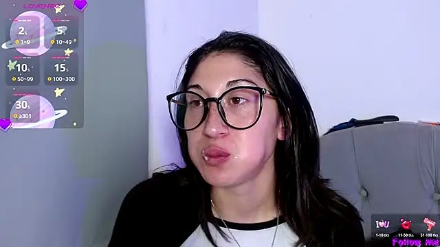 Snapshot of Red-moon1 chatting on 11-23-25, 04:23 Red-moon1 online show from 11-23-25, 04:23