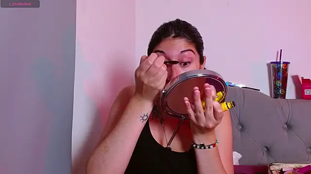 Snapshot of Red-moon1 chatting on 11-28-25, 04:59 Red-moon1 online show from 11-28-25, 04:59