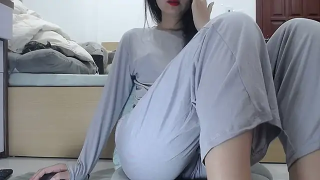 Snapshot of Sarah_88 chatting on 01-12-25, 10:12 Sarah 88 online show from 01-12-25, 10:12