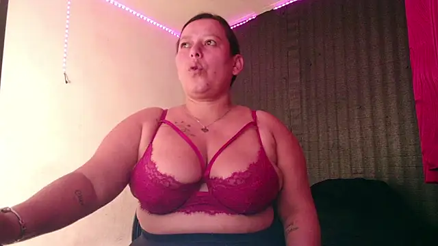 Snapshot of Diana_Lozano chatting on 02-07-25, 10:40 Diana Lozano online show from 02-07-25, 10:40