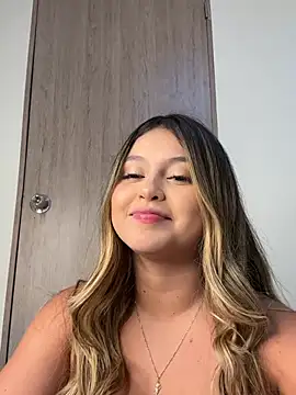 Snapshot of lunablossom_ chatting on 12-14-24, 01:06 lunablossom  online show from 12-14-24, 01:06