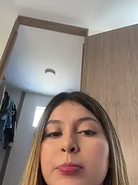 Snapshot of lunablossom_ chatting on 12-15-24, 04:15 lunablossom  online show from 12-15-24, 04:15