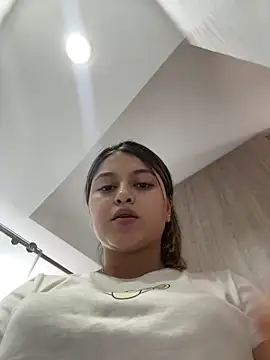 Snapshot of lunablossom_ chatting on 12-16-24, 07:54 lunablossom  online show from 12-16-24, 07:54