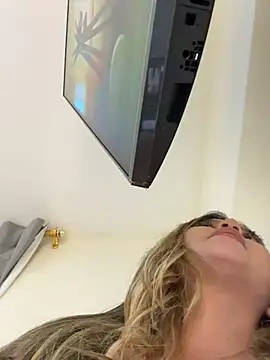 Snapshot of lunablossom_ chatting on 12-20-24, 12:19 lunablossom  online show from 12-20-24, 12:19