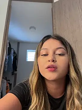 Snapshot of lunablossom_ chatting on 12-25-24, 07:24 lunablossom  online show from 12-25-24, 07:24