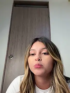 Snapshot of lunablossom_ chatting on 12-26-24, 02:01 lunablossom  online show from 12-26-24, 02:01