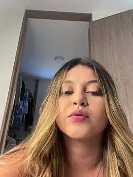 Snapshot of lunablossom_ chatting on 12-27-24, 08:39 lunablossom  online show from 12-27-24, 08:39