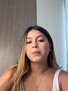 Snapshot of lunablossom_ chatting on 12-29-24, 06:27 lunablossom  online show from 12-29-24, 06:27