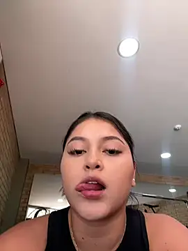 Snapshot of lunablossom_ chatting on 12-31-24, 06:35 lunablossom  online show from 12-31-24, 06:35